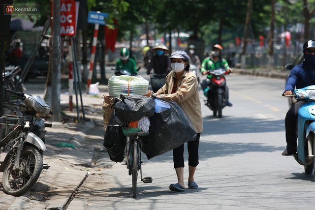 Hà Nội: Sinh viên nhăn mặt, người lao động oằn mình di chuyển dưới nắng nóng như thiêu đốt - Ảnh 7.