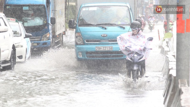 TP.HCM: Rốn ngập Nguyễn Hữu Cảnh lênh láng như sông sau trận mưa trắng trời - Ảnh 7.