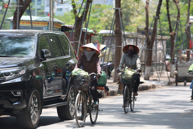 Hà Nội: Sinh viên nhăn mặt, người lao động oằn mình di chuyển dưới nắng nóng như thiêu đốt - Ảnh 8.