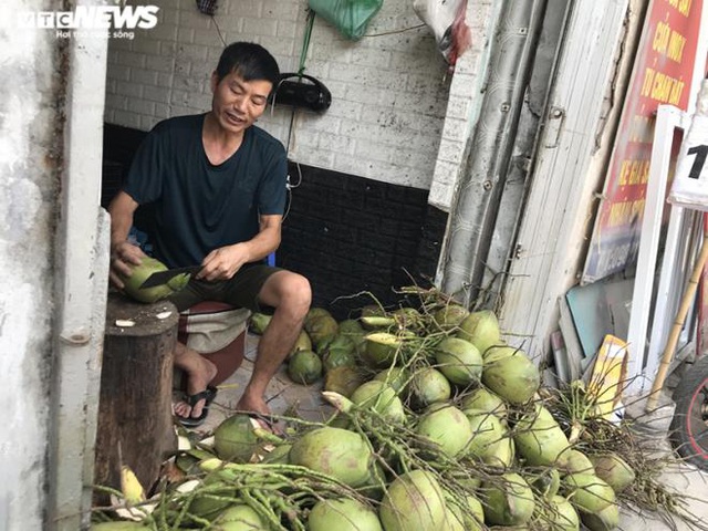 Bán trăm lít nước mía, trăm quả dừa trong buổi sáng Hà Nội nắng nóng cực đỉnh - Ảnh 3.