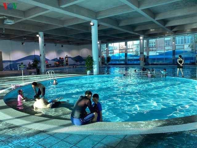Ảnh: Nhiều bể bơi ở Hà Nội vắng vẻ dù thời tiết nắng nóng gay gắt - Ảnh 2.