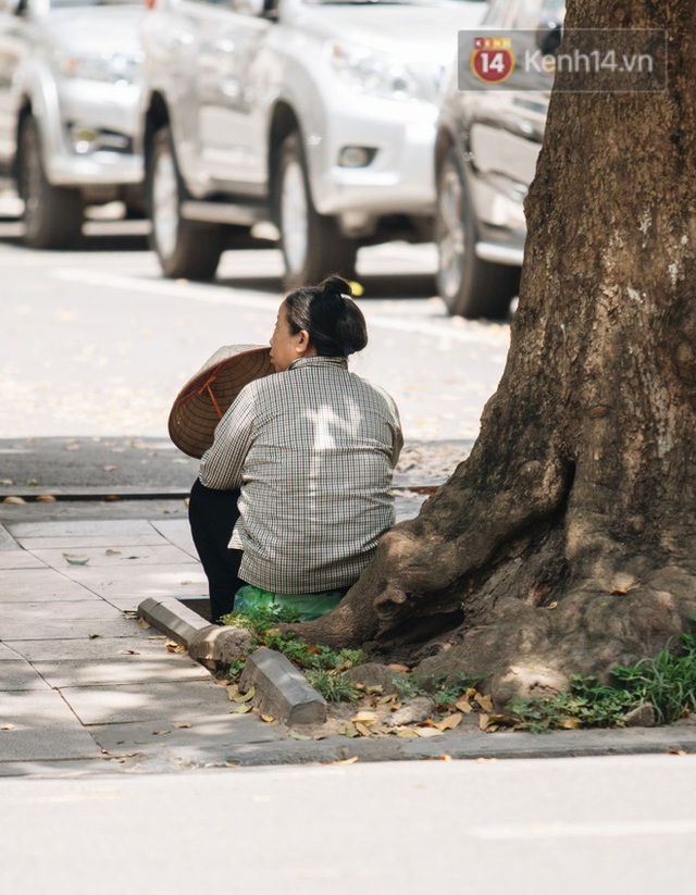 Ảnh: Nhiệt độ ngoài đường tại Hà Nội lên tới 50 độ C, người dân trùm khăn áo kín mít di chuyển trên phố - Ảnh 13.