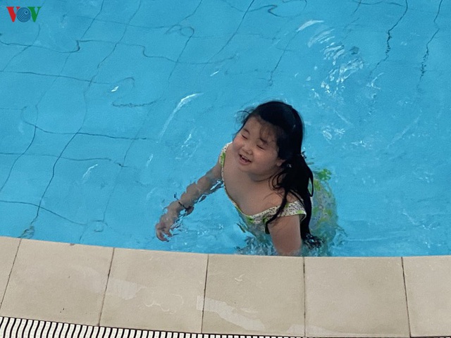 Ảnh: Nhiều bể bơi ở Hà Nội vắng vẻ dù thời tiết nắng nóng gay gắt - Ảnh 7.