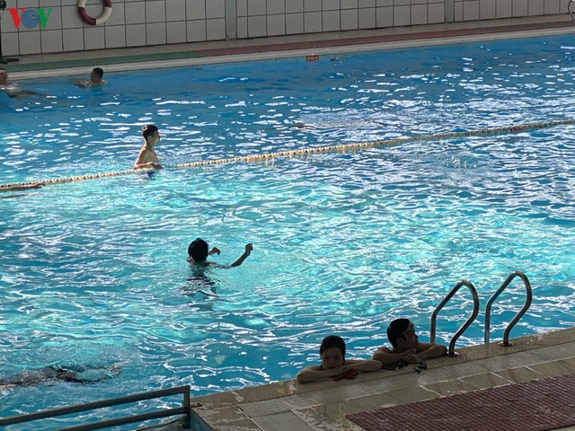 Ảnh: Nhiều bể bơi ở Hà Nội vắng vẻ dù thời tiết nắng nóng gay gắt - Ảnh 8.