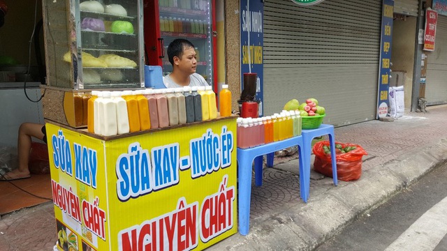 Kinh doanh giải khát ở vỉa hè Hà Nội ”hốt bạc” mùa nắng nóng - Ảnh 1.