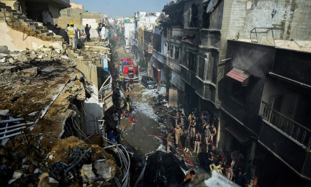 Nhân chứng sống hé lộ nguyên nhân vụ tai nạn thảm khốc tại Pakistan - Ảnh 1.