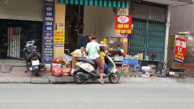 Kinh doanh giải khát ở vỉa hè Hà Nội ”hốt bạc” mùa nắng nóng - Ảnh 3.