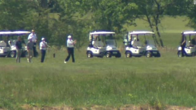  Ông Trump chơi golf lần đầu sau tuyên bố khẩn cấp quốc gia  - Ảnh 2.