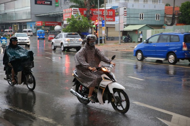  Toàn TP HCM bất ngờ xuất hiện mưa ngâu xua tan oi bức  - Ảnh 2.
