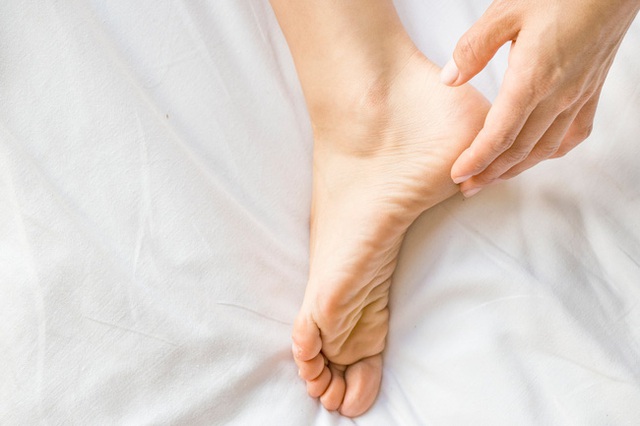 Nguyên nhân và phương pháp khắc phục tình trạng nứt nẻ da ở tay và chân trong mùa hè - Ảnh 1.