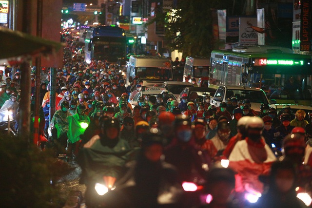 Sài Gòn mưa lớn chiều đầu tuần, người lớn trẻ nhỏ chật vật trên đường vì kẹt xe - Ảnh 2.