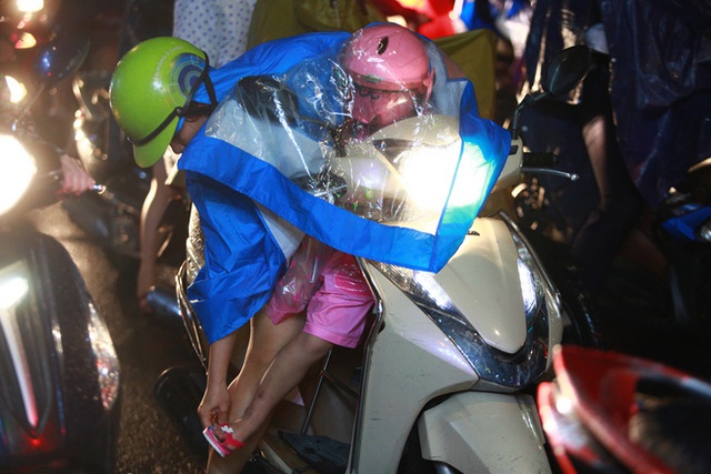Sài Gòn mưa lớn chiều đầu tuần, người lớn trẻ nhỏ chật vật trên đường vì kẹt xe - Ảnh 11.