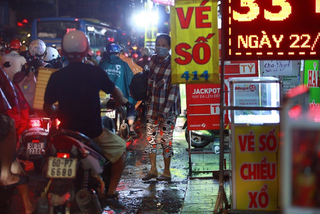 Sài Gòn mưa lớn chiều đầu tuần, người lớn trẻ nhỏ chật vật trên đường vì kẹt xe - Ảnh 12.