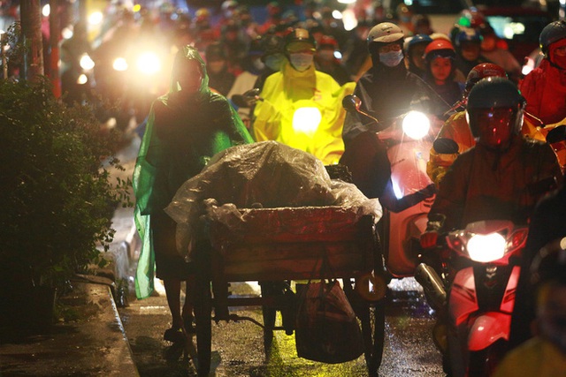 Sài Gòn mưa lớn chiều đầu tuần, người lớn trẻ nhỏ chật vật trên đường vì kẹt xe - Ảnh 13.
