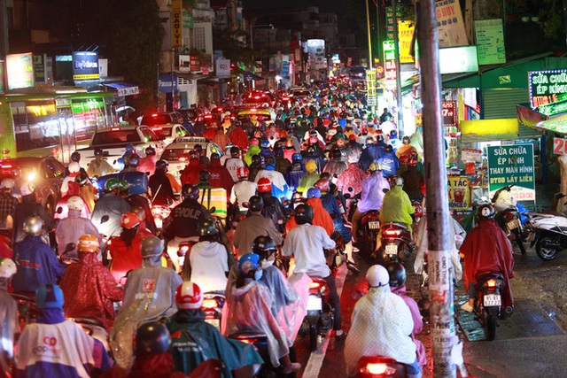 Sài Gòn mưa lớn chiều đầu tuần, người lớn trẻ nhỏ chật vật trên đường vì kẹt xe - Ảnh 3.