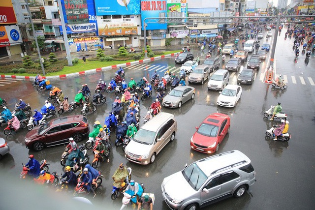  Toàn TP HCM xuất hiện mưa, xua tan oi bức  - Ảnh 4.