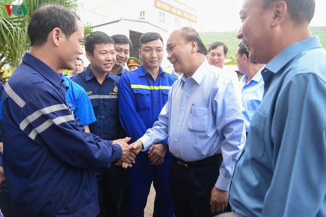 Ảnh: Thủ tướng làm việc tại Quảng Ninh và trò chuyện với công nhân mỏ - Ảnh 5.