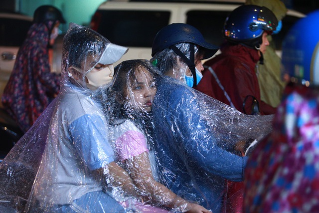 Sài Gòn mưa lớn chiều đầu tuần, người lớn trẻ nhỏ chật vật trên đường vì kẹt xe - Ảnh 5.
