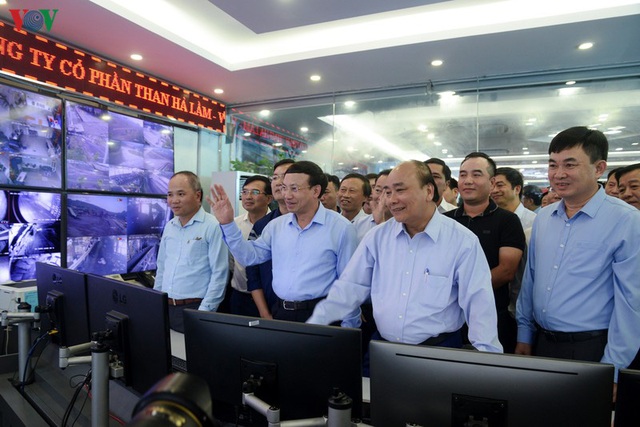 Ảnh: Thủ tướng làm việc tại Quảng Ninh và trò chuyện với công nhân mỏ - Ảnh 6.