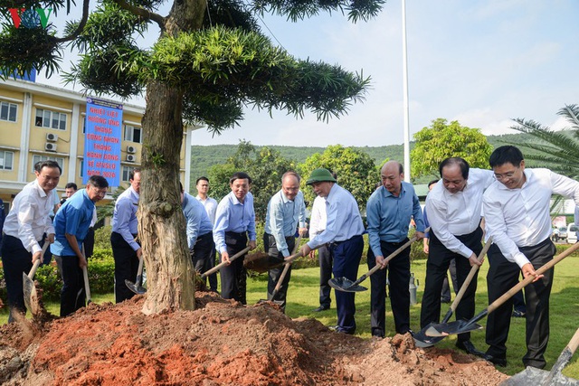 Ảnh: Thủ tướng làm việc tại Quảng Ninh và trò chuyện với công nhân mỏ - Ảnh 8.