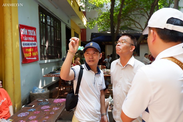  Chỉ họp 1 lần vào Chủ nhật hàng tuần, đây là phiên chợ triệu đô chuyên giao thương các loại đá quý, hiếm ngay giữa lòng Hà Nội - Ảnh 9.