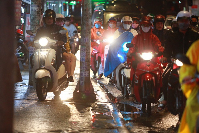 Sài Gòn mưa lớn chiều đầu tuần, người lớn trẻ nhỏ chật vật trên đường vì kẹt xe - Ảnh 9.