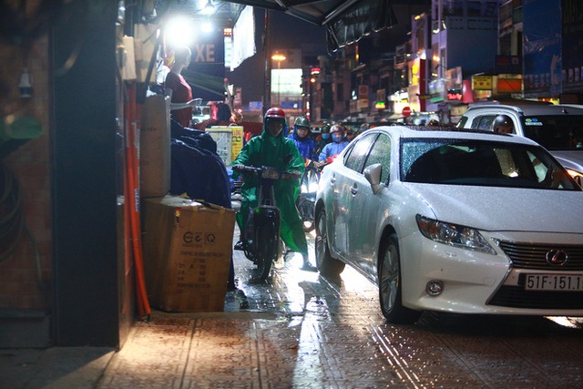 Sài Gòn mưa lớn chiều đầu tuần, người lớn trẻ nhỏ chật vật trên đường vì kẹt xe - Ảnh 10.