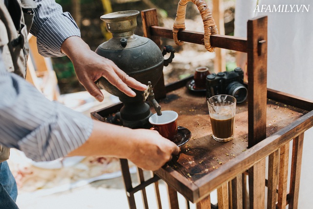 Quán cà phê vỉa hè vừa bé lại cũ kỹ nhất nhì Hà Nội, tồn tại suốt gần thế kỷ với 4 đời tiếp nhận nhưng vẫn đông khách vô cùng, 1 ngày bán cả nghìn cốc - Ảnh 17.