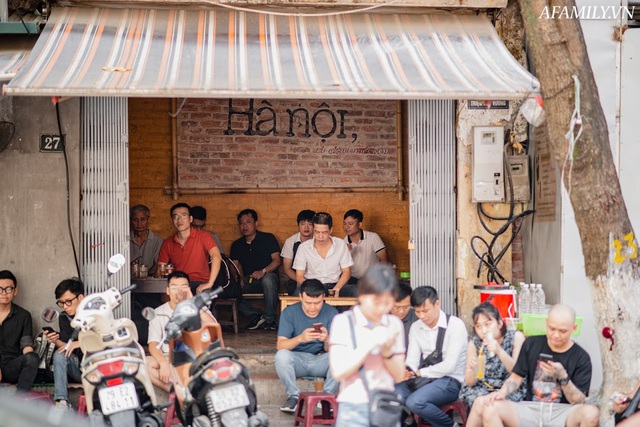 Quán cà phê vỉa hè vừa bé lại cũ kỹ nhất nhì Hà Nội, tồn tại suốt gần thế kỷ với 4 đời tiếp nhận nhưng vẫn đông khách vô cùng, 1 ngày bán cả nghìn cốc - Ảnh 19.