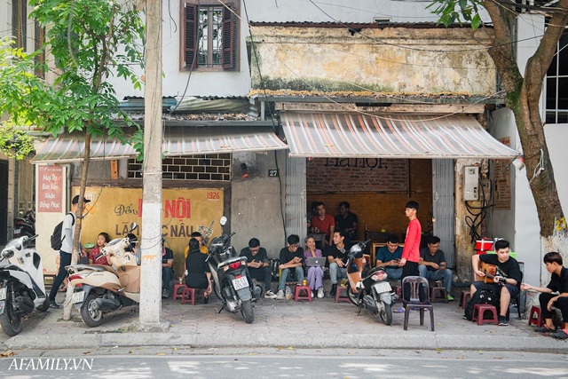 Quán cà phê vỉa hè vừa bé lại cũ kỹ nhất nhì Hà Nội, tồn tại suốt gần thế kỷ với 4 đời tiếp nhận nhưng vẫn đông khách vô cùng, 1 ngày bán cả nghìn cốc - Ảnh 20.