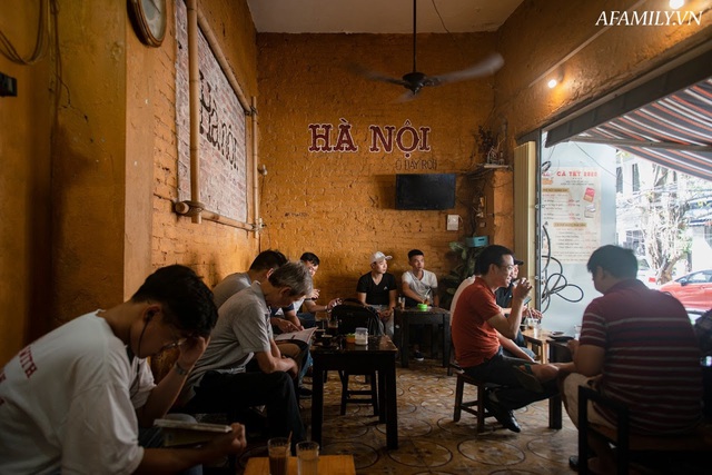 Quán cà phê vỉa hè vừa bé lại cũ kỹ nhất nhì Hà Nội, tồn tại suốt gần thế kỷ với 4 đời tiếp nhận nhưng vẫn đông khách vô cùng, 1 ngày bán cả nghìn cốc - Ảnh 21.