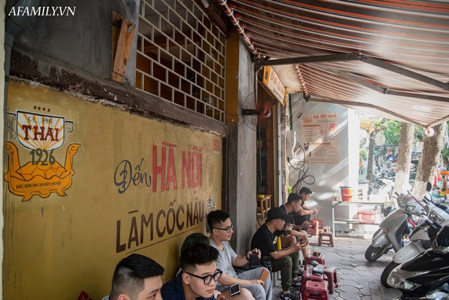 Quán cà phê vỉa hè vừa bé lại cũ kỹ nhất nhì Hà Nội, tồn tại suốt gần thế kỷ với 4 đời tiếp nhận nhưng vẫn đông khách vô cùng, 1 ngày bán cả nghìn cốc - Ảnh 24.