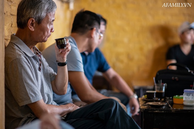 Quán cà phê vỉa hè vừa bé lại cũ kỹ nhất nhì Hà Nội, tồn tại suốt gần thế kỷ với 4 đời tiếp nhận nhưng vẫn đông khách vô cùng, 1 ngày bán cả nghìn cốc - Ảnh 25.