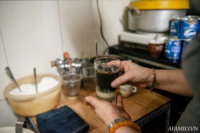 Quán cà phê vỉa hè vừa bé lại cũ kỹ nhất nhì Hà Nội, tồn tại suốt gần thế kỷ với 4 đời tiếp nhận nhưng vẫn đông khách vô cùng, 1 ngày bán cả nghìn cốc - Ảnh 28.