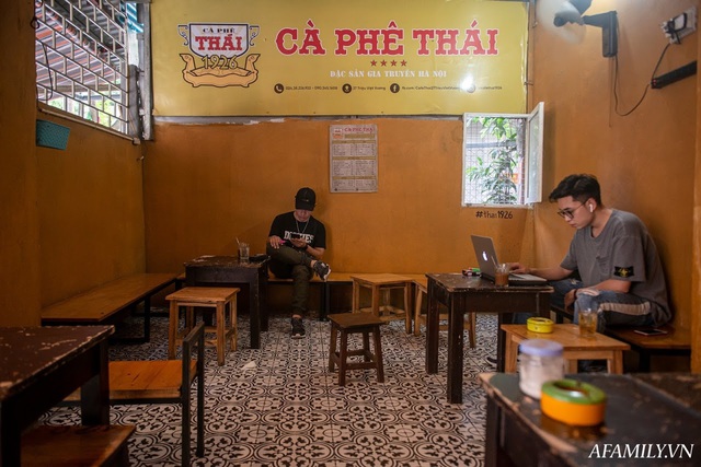 Quán cà phê vỉa hè vừa bé lại cũ kỹ nhất nhì Hà Nội, tồn tại suốt gần thế kỷ với 4 đời tiếp nhận nhưng vẫn đông khách vô cùng, 1 ngày bán cả nghìn cốc - Ảnh 4.
