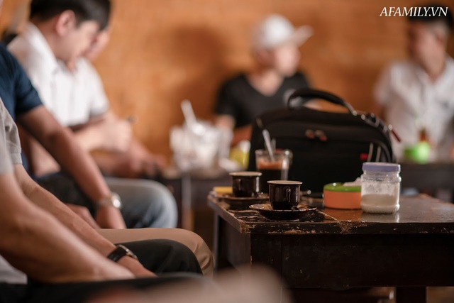Quán cà phê vỉa hè vừa bé lại cũ kỹ nhất nhì Hà Nội, tồn tại suốt gần thế kỷ với 4 đời tiếp nhận nhưng vẫn đông khách vô cùng, 1 ngày bán cả nghìn cốc - Ảnh 31.