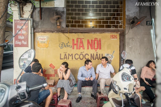 Quán cà phê vỉa hè vừa bé lại cũ kỹ nhất nhì Hà Nội, tồn tại suốt gần thế kỷ với 4 đời tiếp nhận nhưng vẫn đông khách vô cùng, 1 ngày bán cả nghìn cốc - Ảnh 33.