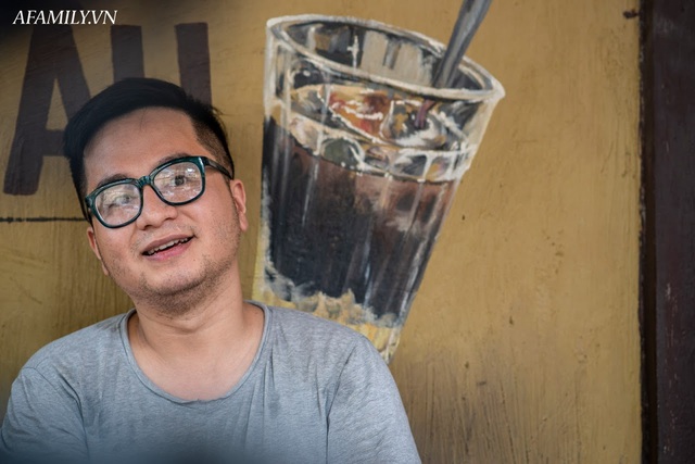 Quán cà phê vỉa hè vừa bé lại cũ kỹ nhất nhì Hà Nội, tồn tại suốt gần thế kỷ với 4 đời tiếp nhận nhưng vẫn đông khách vô cùng, 1 ngày bán cả nghìn cốc - Ảnh 5.