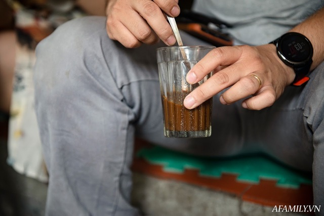 Quán cà phê vỉa hè vừa bé lại cũ kỹ nhất nhì Hà Nội, tồn tại suốt gần thế kỷ với 4 đời tiếp nhận nhưng vẫn đông khách vô cùng, 1 ngày bán cả nghìn cốc - Ảnh 8.