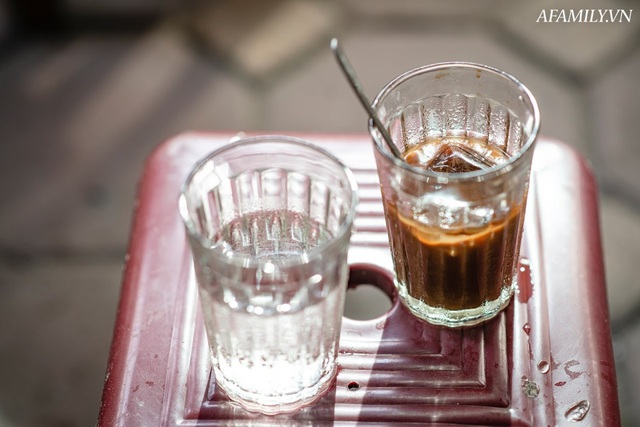 Quán cà phê vỉa hè vừa bé lại cũ kỹ nhất nhì Hà Nội, tồn tại suốt gần thế kỷ với 4 đời tiếp nhận nhưng vẫn đông khách vô cùng, 1 ngày bán cả nghìn cốc - Ảnh 9.