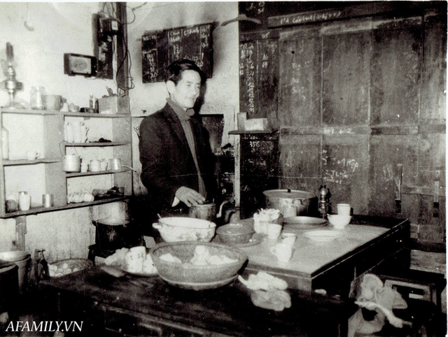 Quán cà phê vỉa hè vừa bé lại cũ kỹ nhất nhì Hà Nội, tồn tại suốt gần thế kỷ với 4 đời tiếp nhận nhưng vẫn đông khách vô cùng, 1 ngày bán cả nghìn cốc - Ảnh 10.