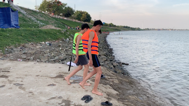 Nắng nóng, dân Nghệ An mang can nhựa, thùng xốp đổ xô ra sông Lam, kênh nước tắm - Ảnh 2.