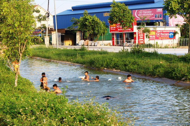Nắng nóng, dân Nghệ An mang can nhựa, thùng xốp đổ xô ra sông Lam, kênh nước tắm - Ảnh 12.