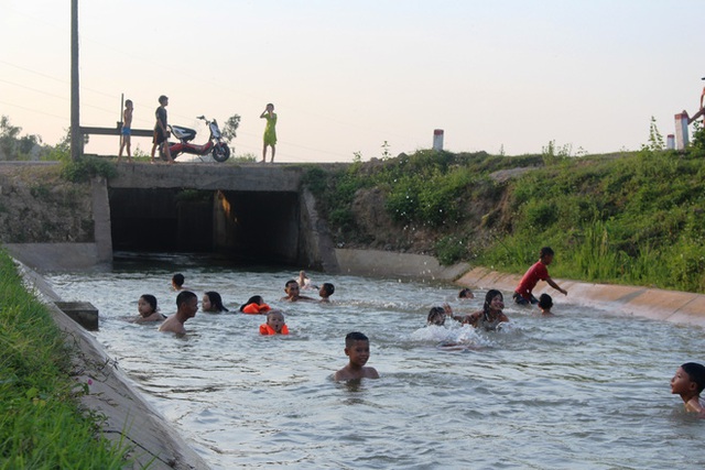 Nắng nóng, dân Nghệ An mang can nhựa, thùng xốp đổ xô ra sông Lam, kênh nước tắm - Ảnh 13.