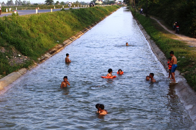 Nắng nóng, dân Nghệ An mang can nhựa, thùng xốp đổ xô ra sông Lam, kênh nước tắm - Ảnh 14.
