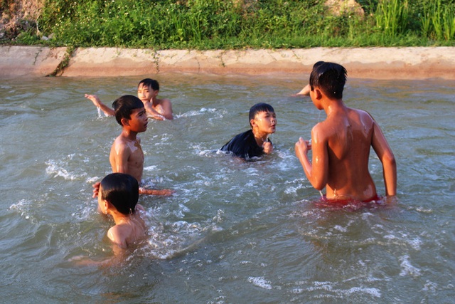 Nắng nóng, dân Nghệ An mang can nhựa, thùng xốp đổ xô ra sông Lam, kênh nước tắm - Ảnh 15.