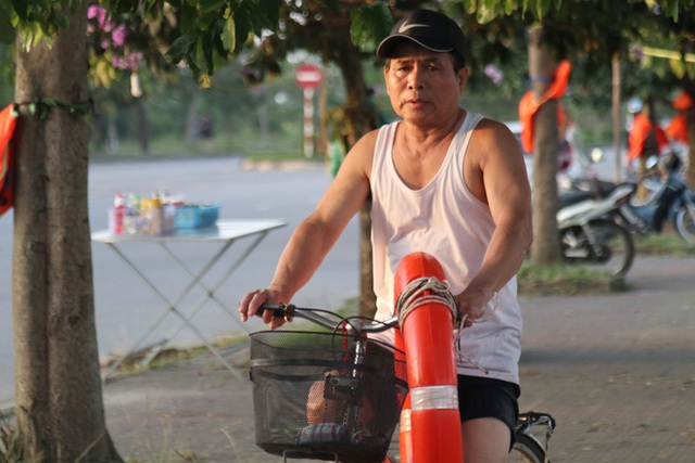 Nắng nóng, dân Nghệ An mang can nhựa, thùng xốp đổ xô ra sông Lam, kênh nước tắm - Ảnh 4.