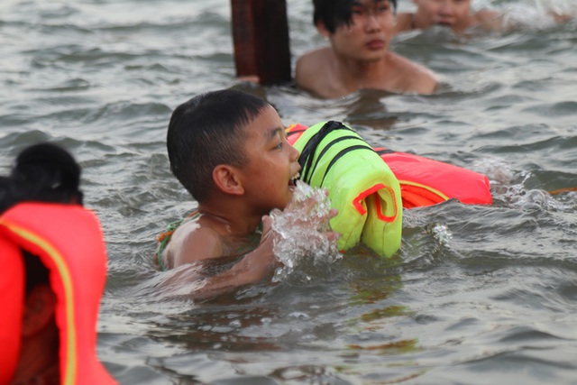 Nắng nóng, dân Nghệ An mang can nhựa, thùng xốp đổ xô ra sông Lam, kênh nước tắm - Ảnh 8.