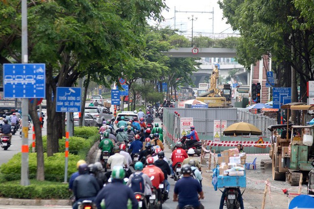  Cận cảnh lô cốt đầy đường khu vực nút giao chân cầu Sài Gòn  - Ảnh 3.
