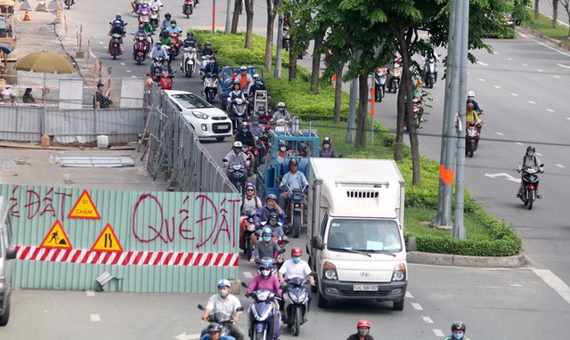  Cận cảnh lô cốt đầy đường khu vực nút giao chân cầu Sài Gòn  - Ảnh 4.